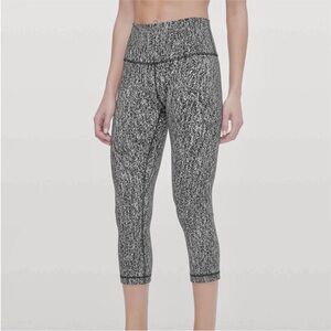 Lululemon Wunder Under Hi-Rise Luon Crackle 21” Crops in Jacquard Black White